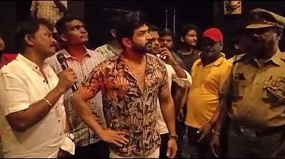 புதுச்சேரியில் ரசிகர்களுடன் சுயபடம் எடுத்துக்கொண்ட இயக்குநர் ஹரி, அருண் விஜய் 