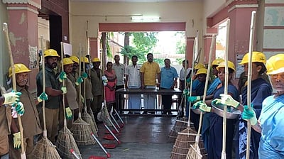 தூய்மைப் பணியாளா்களுக்கு உபகரணங்கள் வழங்கும் விழா