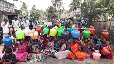 வேதாரண்யம்:  குடிநீர் கேட்டு காலிக் குடங்களுடன் சிறுவர்கள், பெண்கள் சாலை மறியல்