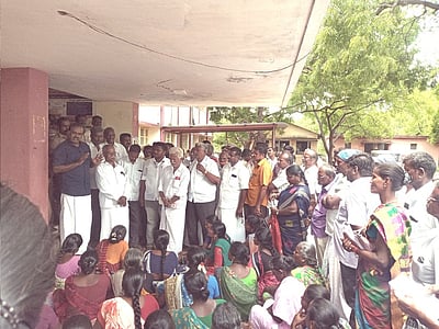 இளையான்குடி வட்டாட்சியா் அலுவலகத்தில்  கிராம மக்கள் காத்திருப்பு போராட்டம்