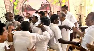 தூத்துக்குடி: காங்கிரஸ் ஆலோசனை கூட்டத்தில் வாக்குவாதம்; நாற்காலி வீச்சு 