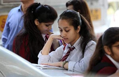 10, 12 பொதுத்தேர்வு முடிவுகள் வெளியீடு: இந்தாண்டும் மாணவிகளே அதிக தேர்ச்சி