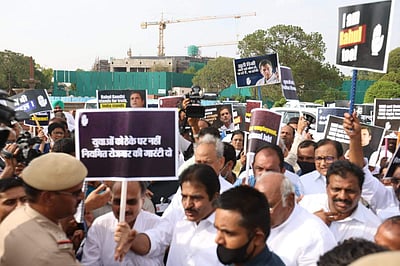 அக்னிபத் திட்டம்: குடியரசுத் தலைவர் மாளிகை நோக்கி காங். எம்.பி.க்கள் பேரணி