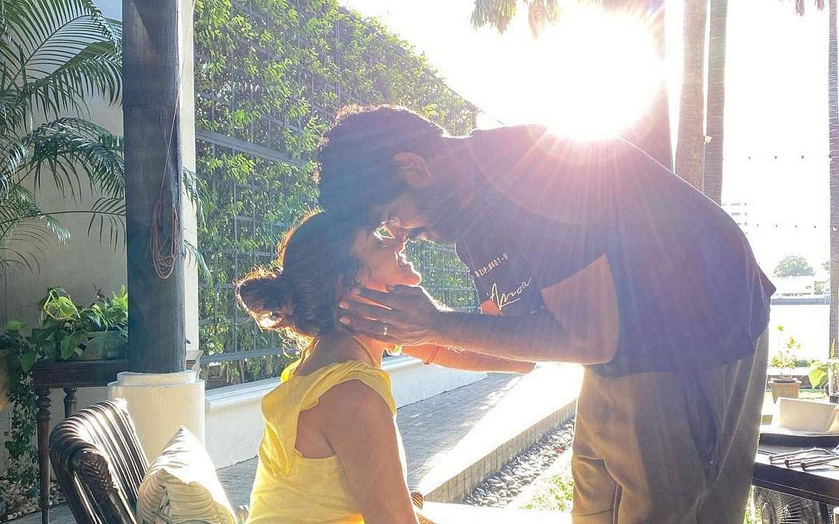 தாய்லாந்தில் உள்ள ஷியாம் ஹோட்டலில் தேனிலவு கொண்டாடும் புதுமண ஜோடியான நயன்தாரா மற்றும் விக்னேஷ் சிவன்.