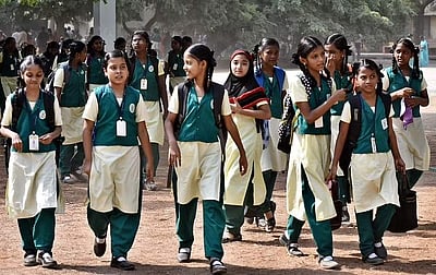 பிளஸ் 2 தோ்வு முடிவுகள் வெளியீடு: 93.76% பேர் தேர்ச்சி