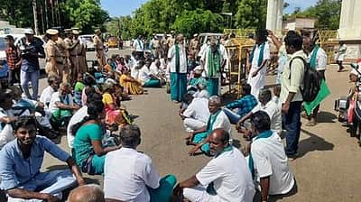 திருச்சியில் ஆட்சியர் அலுவலகம் முன் விவசாயிகள் முற்றுகை: போலீஸ் குவிப்பு!              
