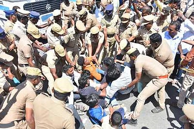 அக்னிபத் திட்டத்துக்கு எதிா்ப்பு: ரயில் மறியலுக்கு முயன்ற வாலிபா், மாணவா் சங்கத்தினா் கைது