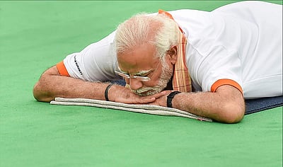 மைசூரில் யோகா செய்த மோடி - புகைப்படங்கள்