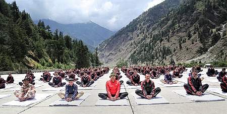 சேர வாரும் ஜெகத்தீரே!