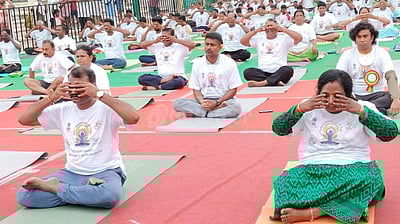 யோகா தினம்: புதுச்சேரி ஆளுநர் தமிழிசை, மத்திய அமைச்சர் எல். முருகன் பங்கேற்பு