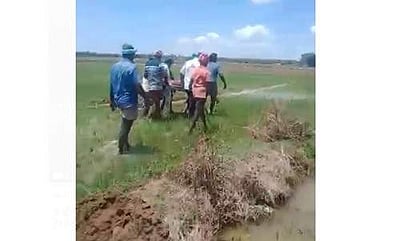 தஞ்சையில் ஒன்றரை கி.மீ தூரம் சேற்றில் நடந்து வந்து முதலுதவி செய்த மருத்துவ உதவியாளர்