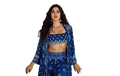 பார்வையால் வசீகரிக்கும் ஜான்வி கபூர் - புகைப்படங்கள்