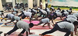 சா்வதேச யோகா தினம்: கயிற்றில் தொங்கியவாறு மாணவா்கள் சாகசம்