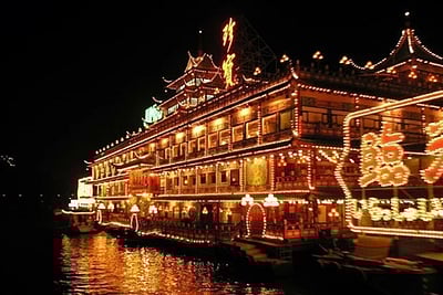 ஹாங்காங்: கடலுக்குள் மூழ்கிய மிதவை உணவகம்