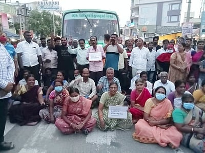 திருப்பத்தூா் வீட்டுவசதி வாரிய மக்கள் சாலை மறியல்