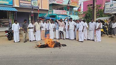 தேனி மாவட்டத்தில் உருவப் பொம்மையை எரித்து ஓபிஎஸ் ஆதரவாளா்கள் போராட்டம்
