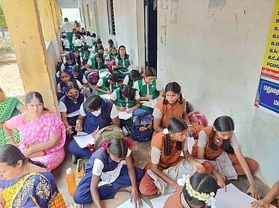 தேனியில் பள்ளி மாணவா்களுக்கு ஓவியப் பயிற்சி முகாம்: இட நெரிசலால் அவதி