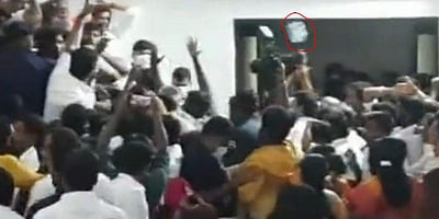 ஓ. பன்னீர்செல்வத்தை நோக்கி தண்ணீர் பாட்டில் வீச்சு