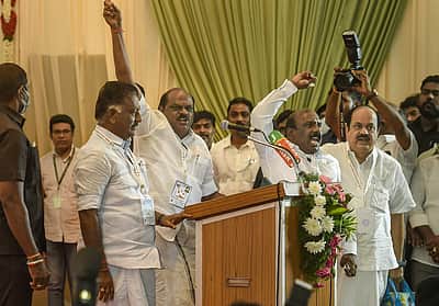 என்ன நடந்தது? பொதுக்குழுவிலிருந்து ஓ. பன்னீர்செல்வம் வெளியேறினார்