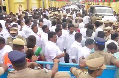 அதிமுக பொதுக்குழு: மதுரவாயல்-வானகரம் சாலையில் கடும் போக்குவரத்து நெரிசல்...! 