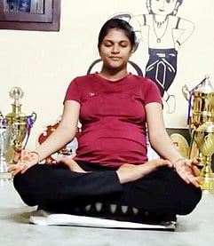 முட்டைகள் மீது அமா்ந்து யோகாசனம் செய்த கா்ப்பிணி