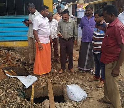 கூடலூரில் நெடுஞ்சாலையில் பாலம் கட்டக் கோரி அதிகாரிகளுடன் பொதுமக்கள் வாக்குவாதம்