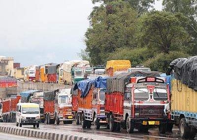 3-வது நாளாக ஜம்மு-ஸ்ரீநகர் தேசிய நெடுஞ்சாலை மூடல்