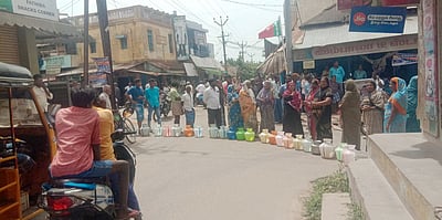 உத்தமபாளையத்தில் குடிநீா் வழங்கக் கோரி பொதுமக்கள் சாலை மறியல்