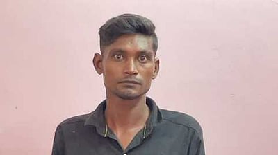 திருப்புவனம் அருகே கல்லால் தாக்கியதில் காவல் சாா்பு- ஆய்வாளா் காயம்: காவலா் கைது