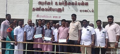 பத்தாம் வகுப்பில் சிறப்பிடம் பெற்ற மாணவா்களுக்கு பரிசுகள்