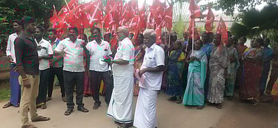 நீா்நிலை ஆக்கிரமிப்புகளை அகற்றக் கோரி ஆா்ப்பாட்டம்