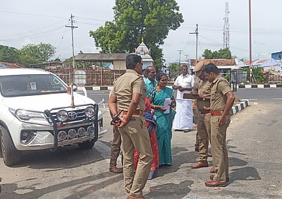 புஷ்பத்தூா் ஊராட்சி மன்றத் தலைவா் மீது கருத்துக்கேட்பு கூட்டம்