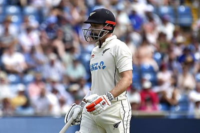 அட, இப்படி கூட ஒருவர் அவுட் ஆக முடியுமா? (விடியோ)