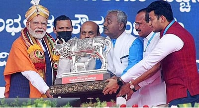 பெங்களூருவிலிருந்து மோடி கிளம்புவதற்குள் சாலையிலிருந்து தார் போய்விட்டதா? அதிரும் அதிகாரிகள்!