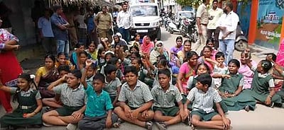 நெல்லையில் மாணவர்களை மாற்று இடத்திற்கு மாற்றியதை கண்டித்து 2 வது நாளாக தொடரும் போராட்டம்