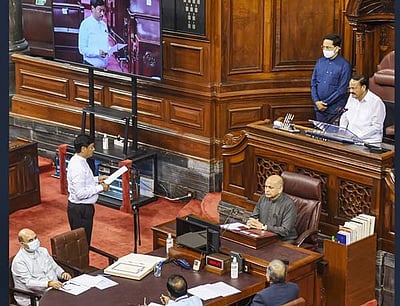 5 மாநிலங்களவை உறுப்பினர்களுக்கு வெங்கையா நாயுடு பதவிப் பிரமாணம்