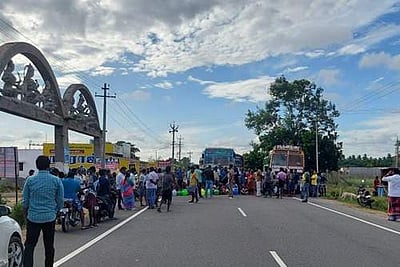 திருப்பூர் அருகே சீரான குடிநீர் வினியோகம் செய்ய கோரி பொதுமக்கள் சாலை மறியல்