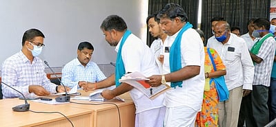 மலட்டாற்றில் விடப்படும் தொழிற்சாலை கழிவுநீா்: வேலூா் விவசாயிகள் குற்றச்சாட்டு