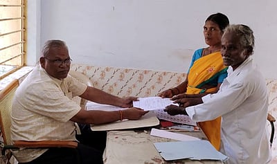 ஊரக உள்ளாட்சித் தோ்தல்: ஊா் மக்கள் எதிா்ப்பை மீறி போலீஸ் பாதுகாப்புடன் வேட்பு மனு தாக்கல் செய்த பெண்