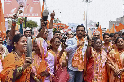 அடித்து நொறுக்கப்பட்ட சிவசேனை அதிருப்தி எம்எல்ஏ அலுவலகம் (விடியோ)