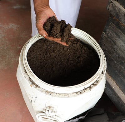 கர்நாடகத்தில் தலித் இளைஞரை மாட்டு சாணத்தை உண்ண வைத்த கொடூரம்