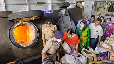 சென்னை பகுதியில் கைப்பற்றப்பட்ட ரூ.2 கோடி மதிப்பிலான கஞ்சா தீவைத்து அழிப்பு