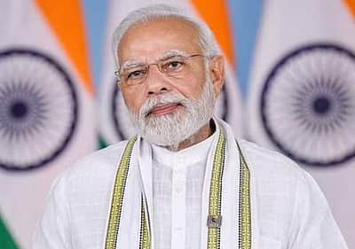 பிரதமா் மோடி இன்று ஆந்திரம், குஜராத் பயணம்