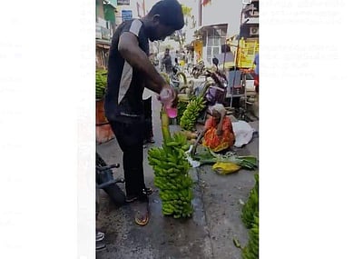 புதுச்சேரி வீதியில் பட்டப்பகலில் வாழைத்தாருக்கு மருந்து தெளிக்கும் வியாபாரி! வைரல் விடியோ