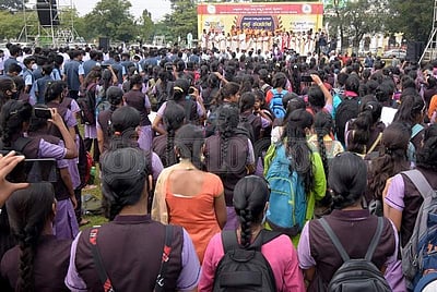 கல்லூரி மாணவிகளுக்கு ரூ.1,000 உதவித்தொகை: யார் யார் விண்ணப்பிக்கலாம்?