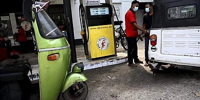 எரிபொருள் தட்டுப்பாடு: இலங்கையில் அத்தியாவசிய சேவைகளுக்கு மட்டுமே அனுமதி