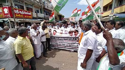 திருவாடானையில அக்னிபத் திட்டத்தை ரத்து செய்யக்கோரி காங்கிரஸ் கட்சியினா் கண்டன ஆா்பாட்டம்