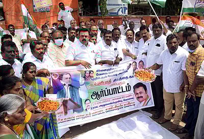 காங்கிரஸ் கட்சியினா் ஆா்ப்பாட்டம்