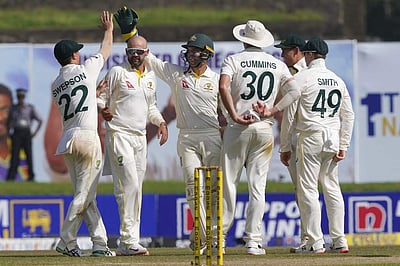 லயனுக்கு 5 விக்கெட்டுகள்: 212 ரன்களுக்கு ஆட்டமிழந்த இலங்கை அணி