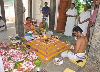 பழனி பெரியாவுடையாா் கோயிலில் 108 வலம்புரி சங்கு பூஜை